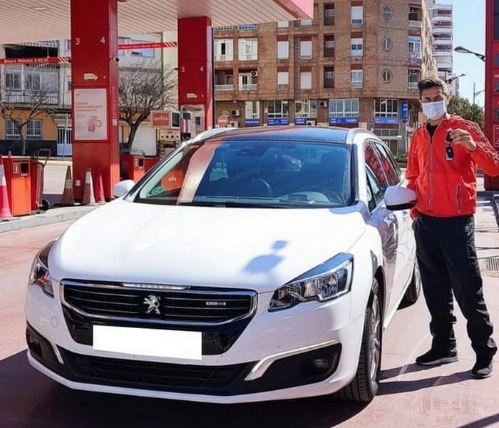 Manuel ya ha recibido su coche en Alicante, ahora se puede apreciar el brillo de tan elegante blanco en su 508 combinado con el blanco de su sonrisa, si alguien se pierde por la zona de alicante solo tienen que seguir el resplandor de luz hasta llegar a el