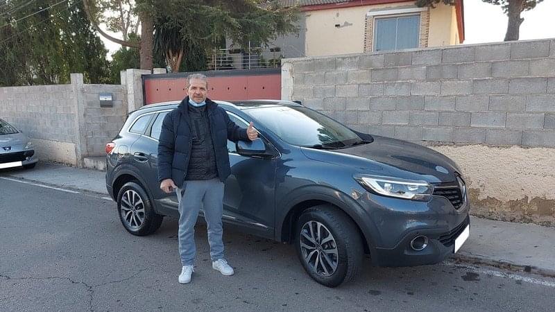 En la zona de Torrent se encuentra Kolev disfrutando de la cómoda y relajante conducción automática de su nueva adquisición en forma de Renault Kadjar, con la que se encuentra redescubriendo y explorando de ciudad.