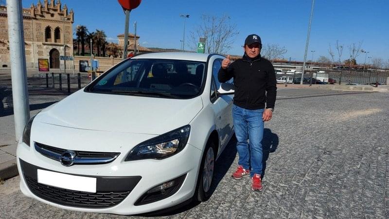 Cesar ya disfruta de su Opel Astra familiar por las tierras de Toledo