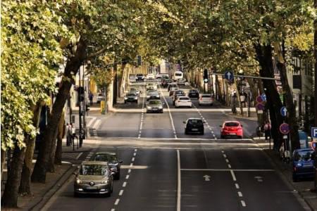 ¿Qué coches no podrán entrar en las ciudades en 2023?