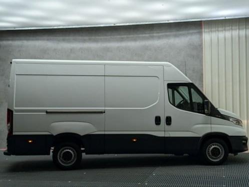 IVECO DAILY FURGON 35S16 L3H2 160CV 2022 de segunda mano