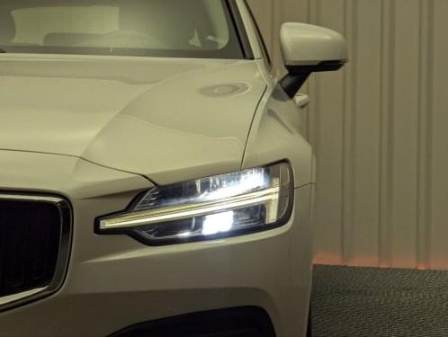 VOLVO V60 2.0 B4 (D) MOMENTUM PRO AUTO 2022 de segunda mano