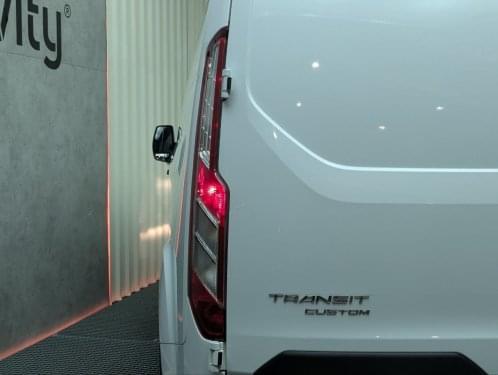 FORD TRANSIT CUSTOM FURGON 300 L2 AUT 2.0TDCI 130CV MHEV 2023 de segunda mano