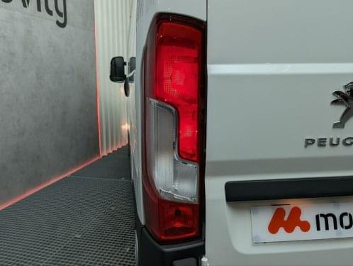 PEUGEOT BOXER FURGON 2.2 BLUE HDI 140 335 L2H2 PREMIUM 2020 de segunda mano