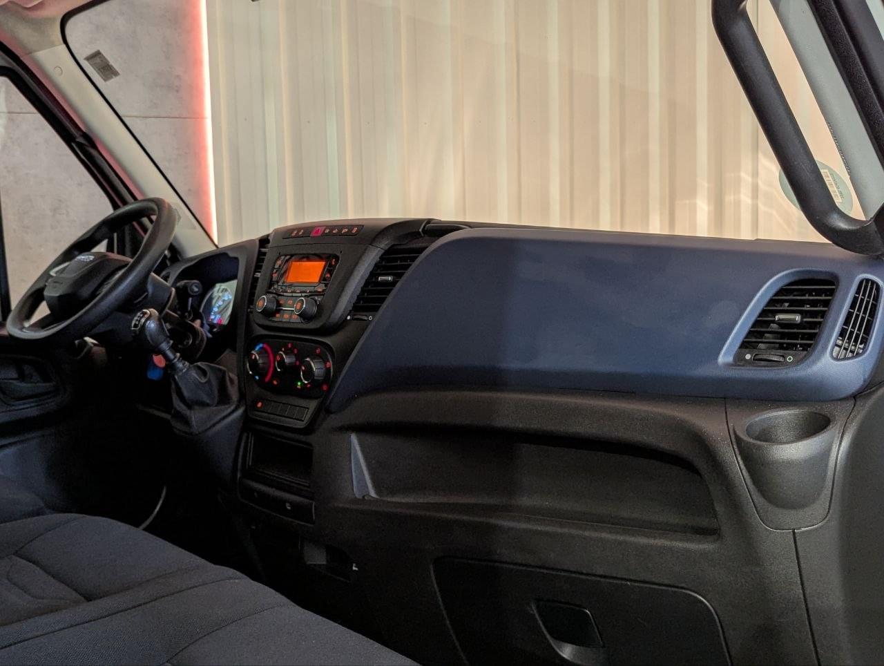 IVECO 35C14 2.3 136CV CARROZADO CON PLATAFORMA 21 