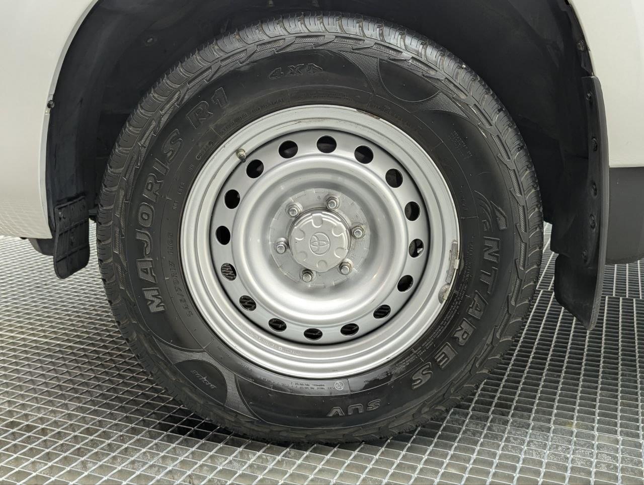 TOYOTA LAND CRUISER 2.8 D-4D 7PL GX 177CV 9 