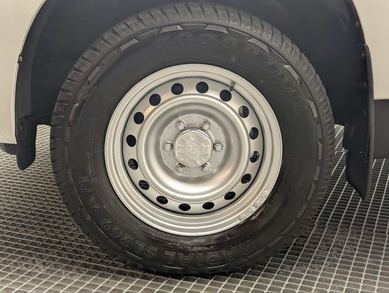 TOYOTA LAND CRUISER 2.8 D-4D 5PL GX 177CV 9 