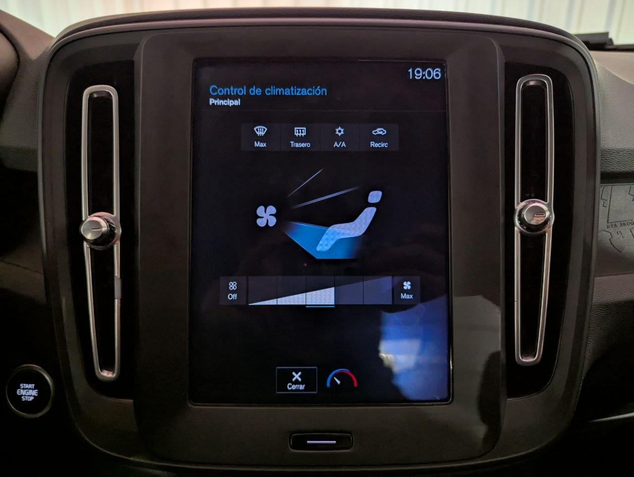 VOLVO XC40 D3 2.0 150CV MOMENTUM 28 