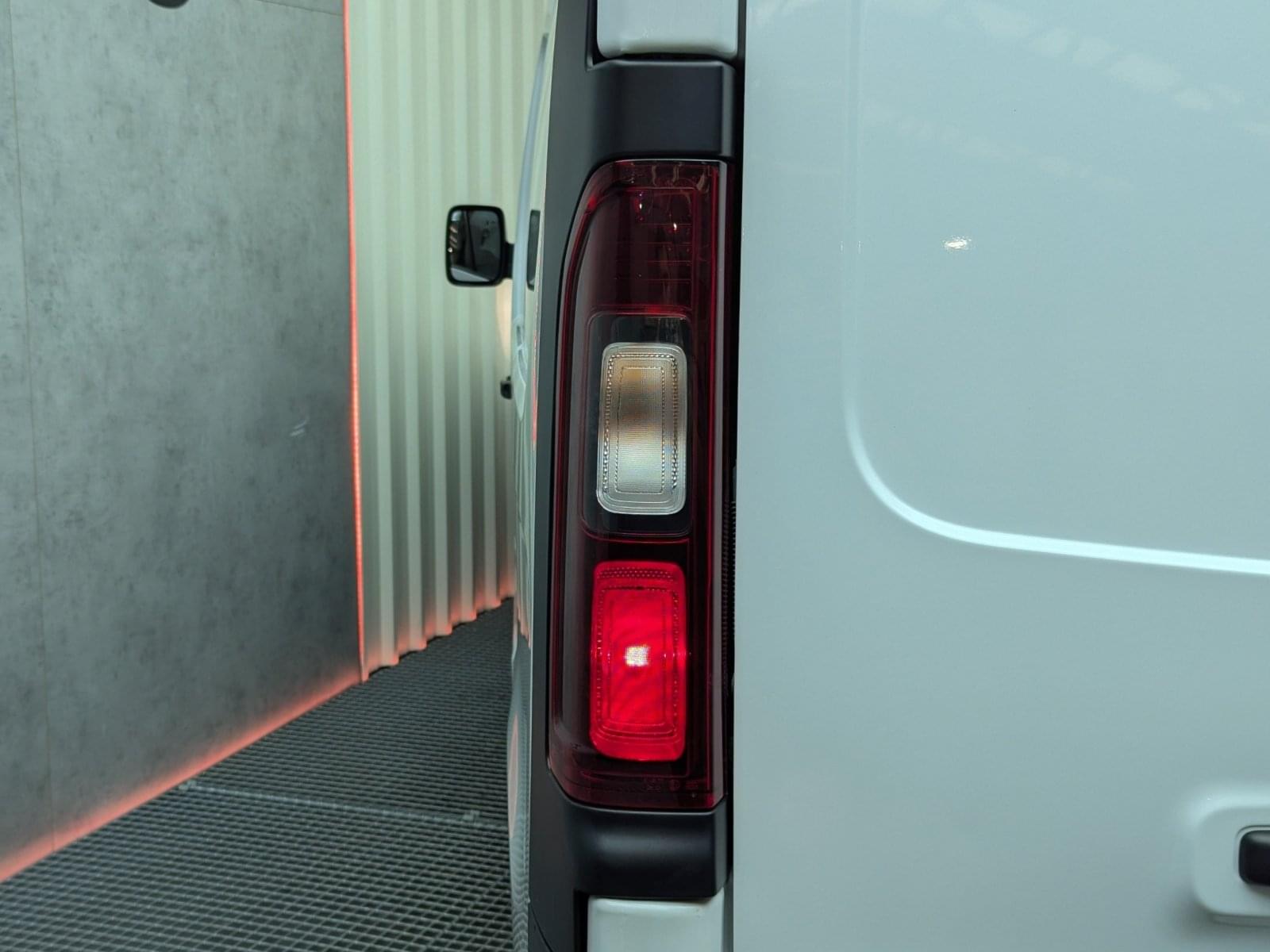 NISSAN NV 300 FURGON ISOTERMO 2.0DCI 120CV L2H1 16