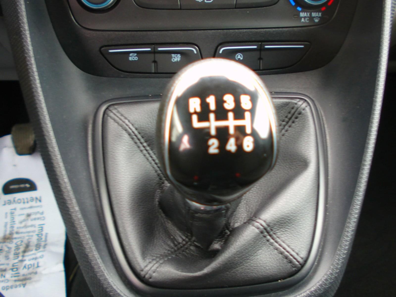 FORD TRANSIT CONNECT KOMBI 5 PLAZAS 15 