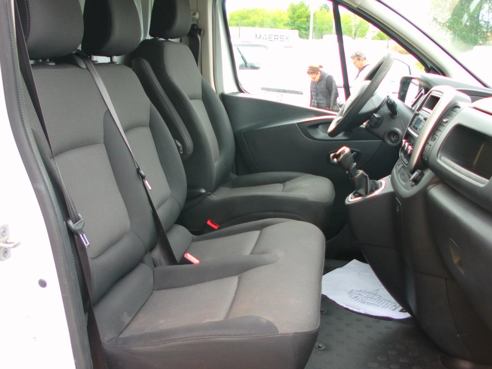 RENAULT TRAFIC 3 PLAZAS 10