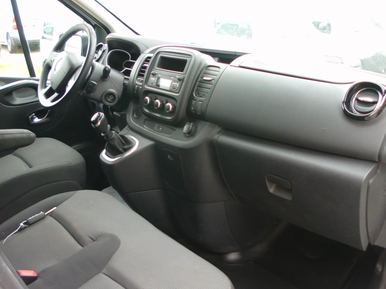 RENAULT TRAFIC 3 PLAZAS 10