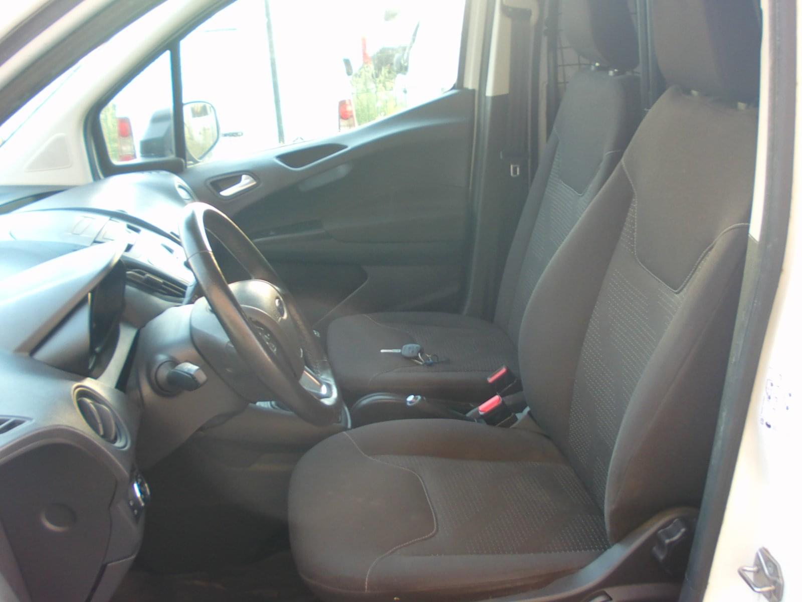FORD TRANSIT COURIER 2 PLAZAS 11