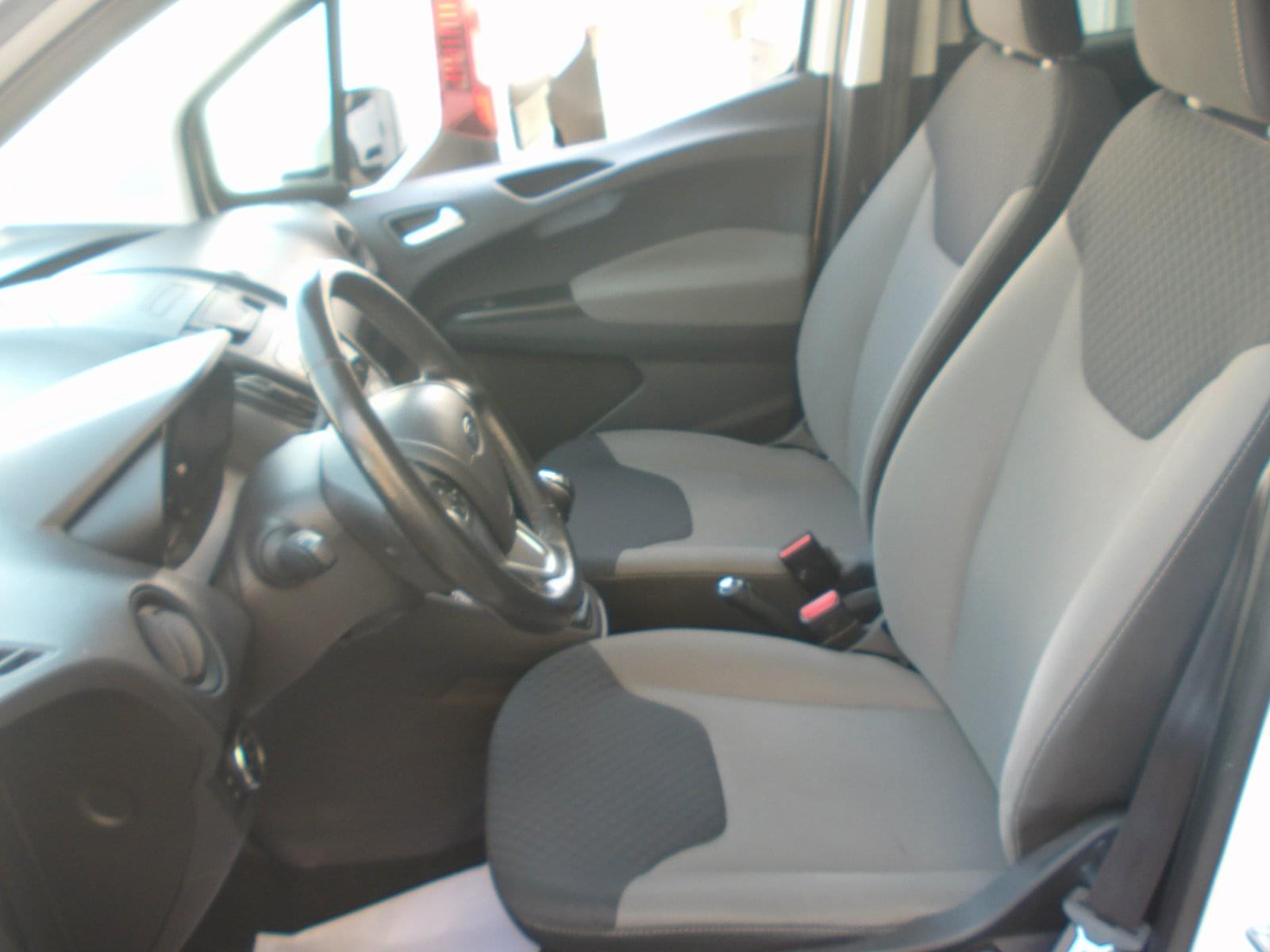 FORD TRANSIT COURIER KOMBI 5 PLAZAS 11 