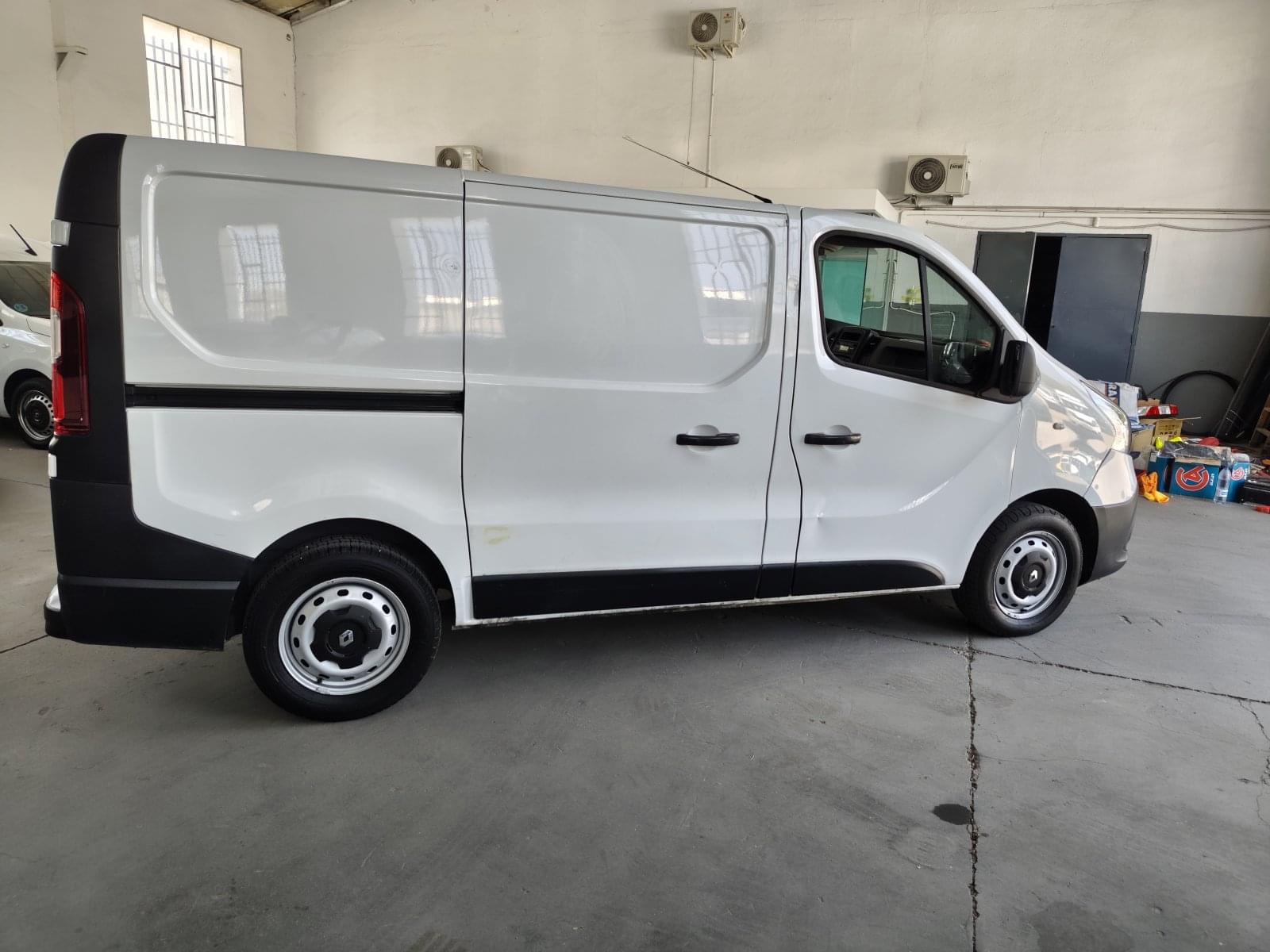 RENAULT TRAFIC 3 PLAZAS 8 