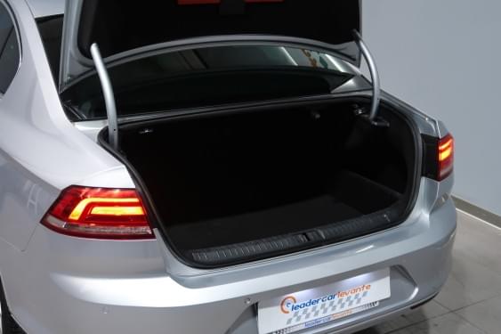 VOLKSWAGEN PASSAT ADVANCE 2.0 TDI 150CV DSG BMT 2016 de segunda mano