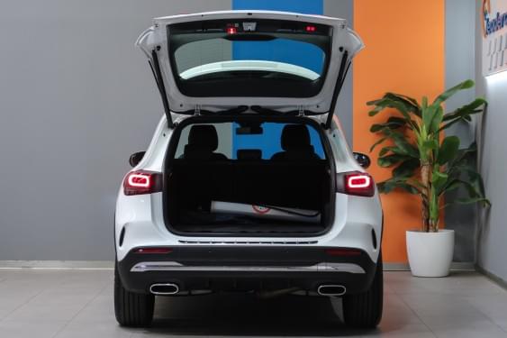 MERCEDES-BENZ CLASE GLA 200 D AMG LINE 150CV 2021 de segunda mano