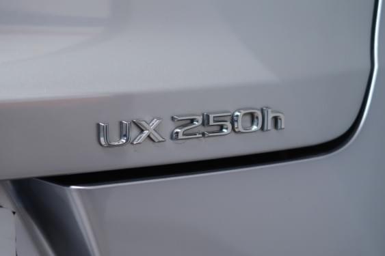 LEXUS UX 2.0 250H PREMIUM 184CV 2024 de segunda mano