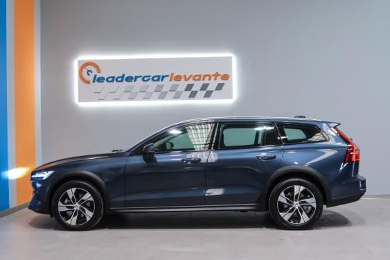 VOLVO V60 2.0 B4 AWD 197CV MOMENTUM 2021 de segunda mano