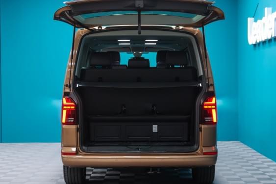 VOLKSWAGEN MULTIVAN 2.0 TDI SCR BMT PREMIUM DSG7 200CV 2021 de segunda mano