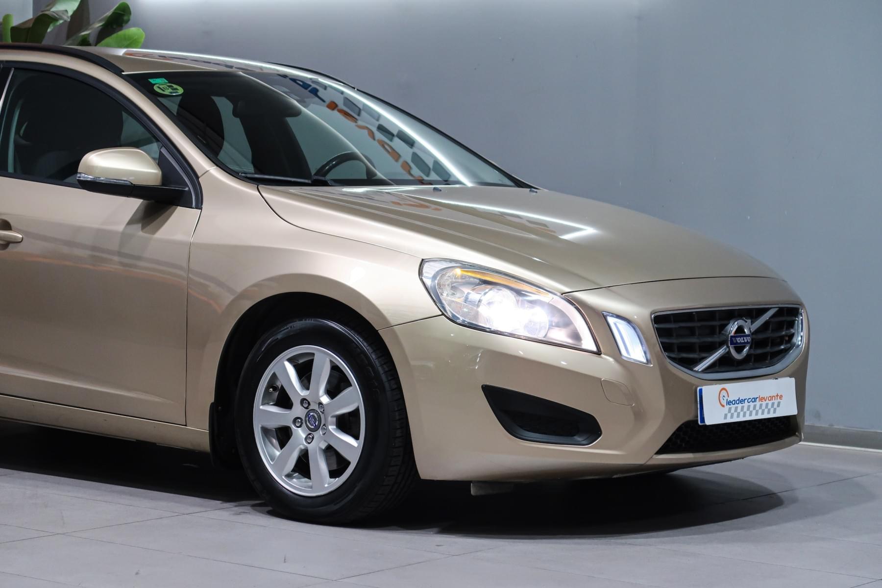 VOLVO V60 D2 114CV MOMENTUM 7 