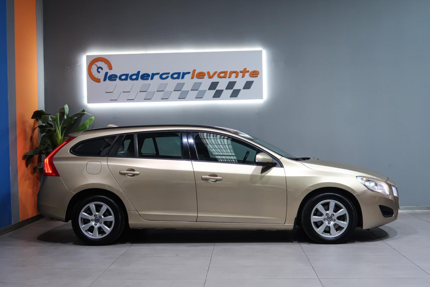 VOLVO V60 D2 114CV MOMENTUM 4 