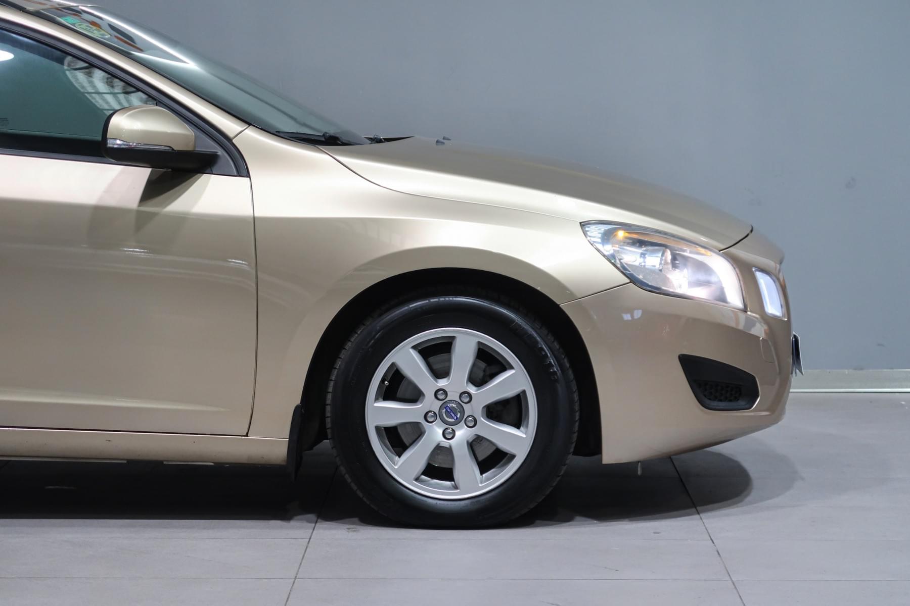 VOLVO V60 D2 114CV MOMENTUM 8 