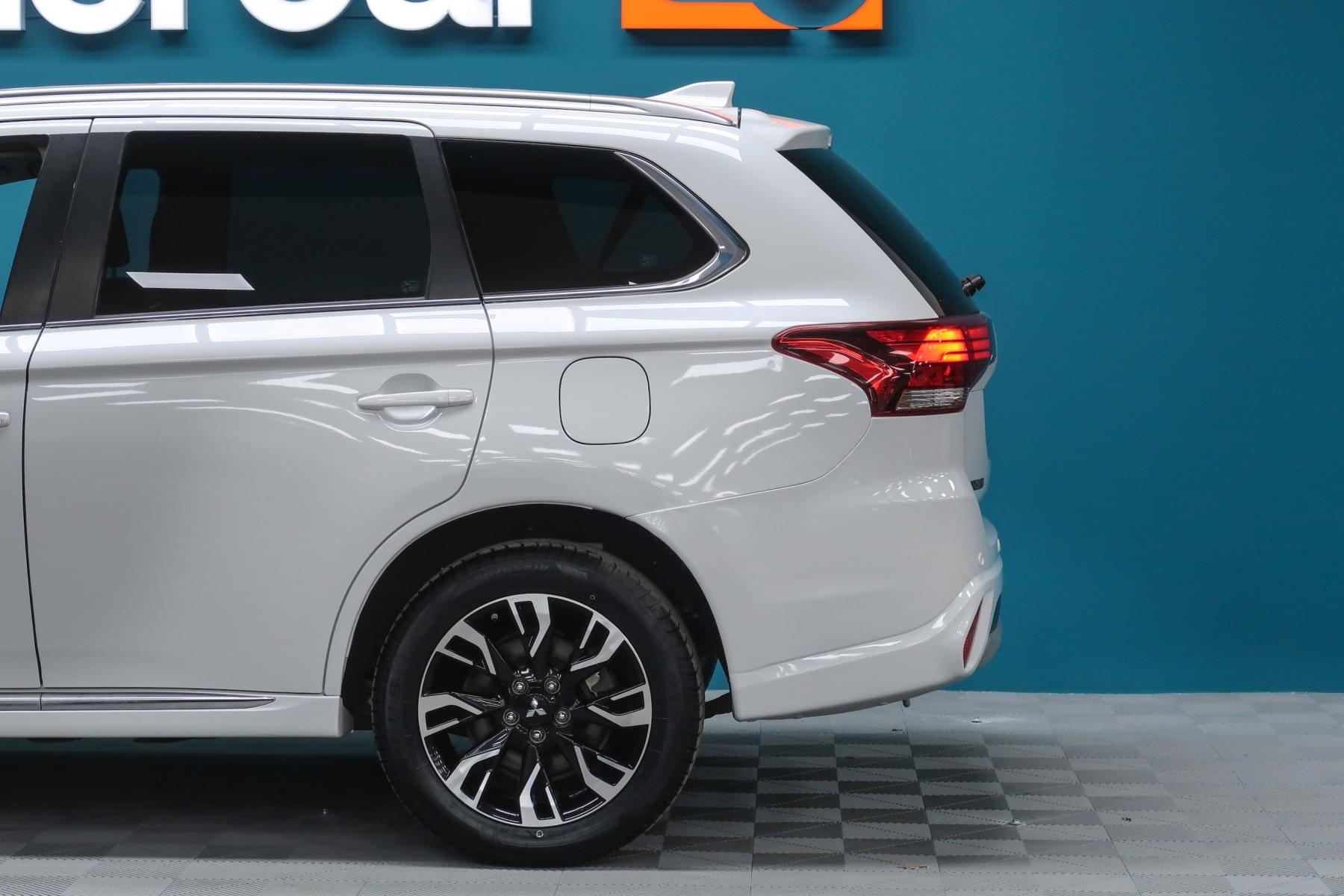 MITSUBISHI OUTLANDER 2.0 PLUG-IN HYBRID PHEV KAITEKI AWD 13