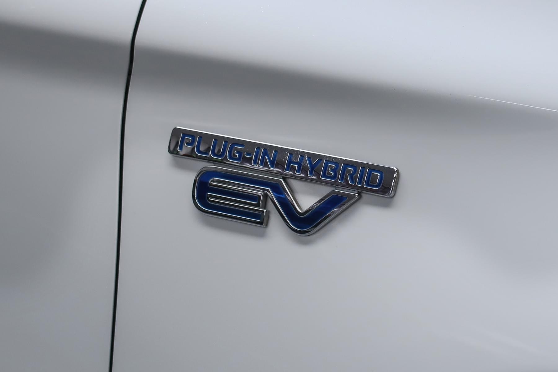 MITSUBISHI OUTLANDER 2.0 PLUG-IN HYBRID PHEV KAITEKI AWD 9