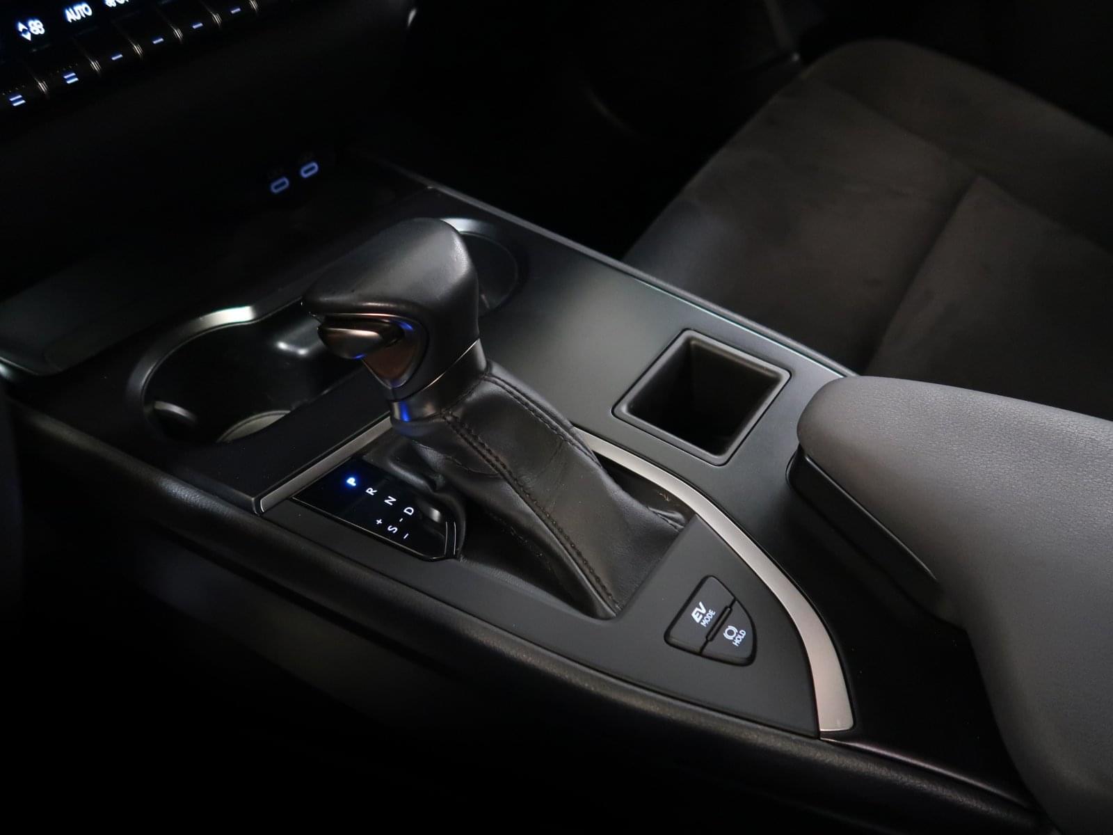 LEXUS UX 250H 38 