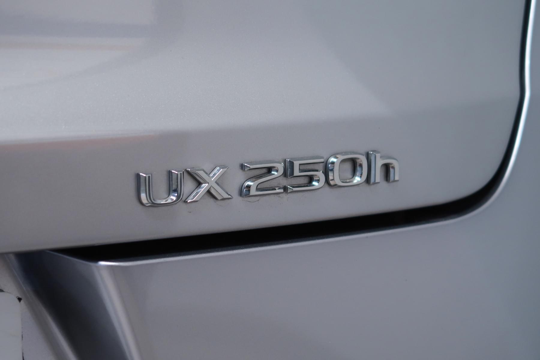 LEXUS UX 250H 13 