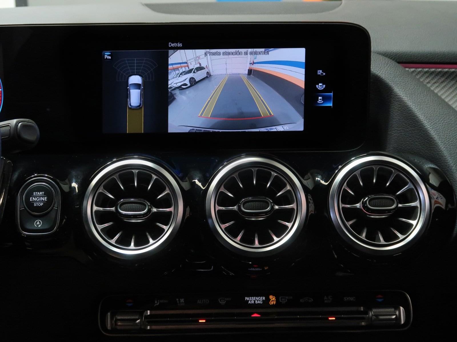 MERCEDES-BENZ CLASE GLA 200 D AMG LINE 150CV 38