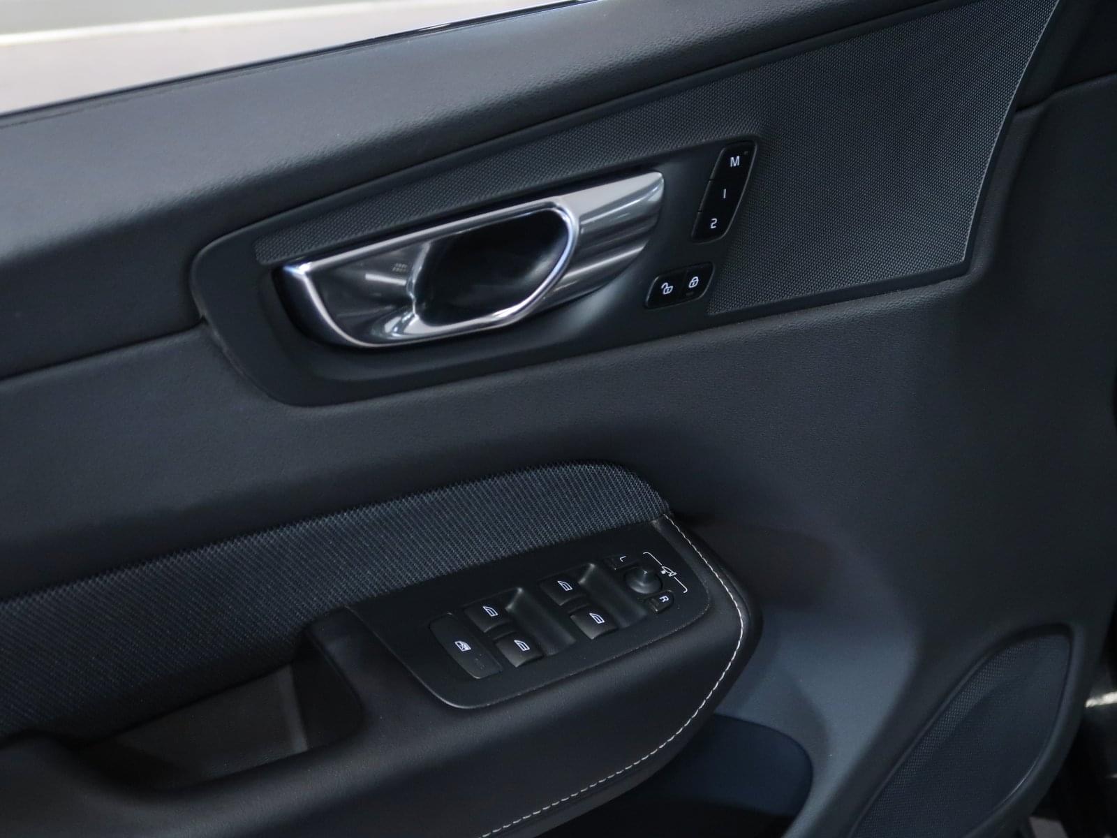 VOLVO XC60 2.0 T6 AWD RECHARGE R-DESIGN EXP AUTO 32