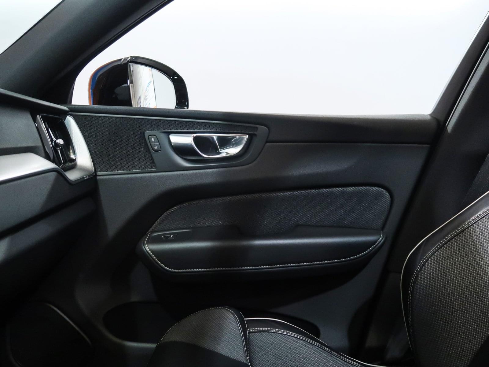 VOLVO XC60 2.0 T6 AWD RECHARGE R-DESIGN EXP AUTO 37