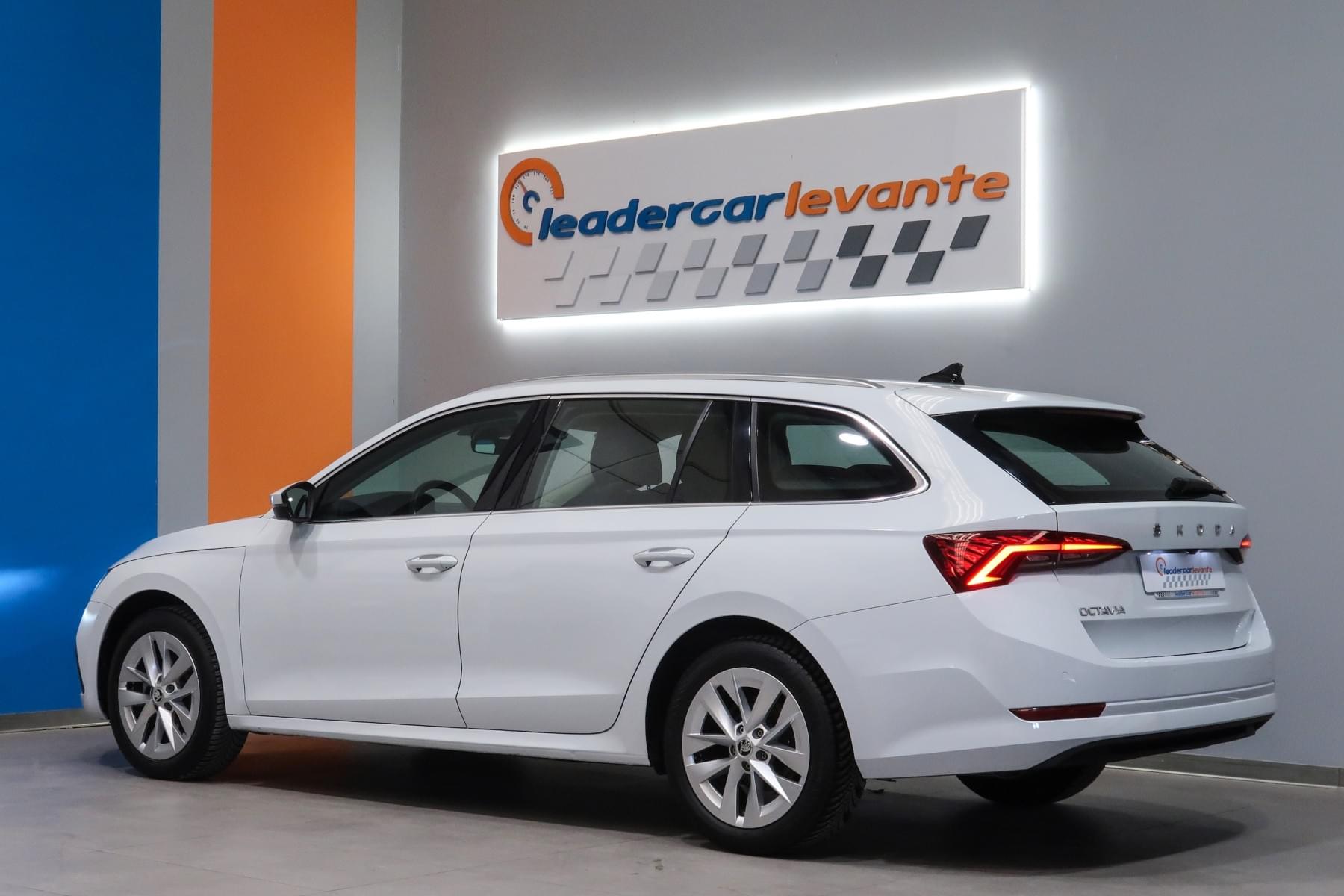 SKODA OCTAVIA COMBI 2.0 TDI AMBITION DSG 150CV 11 