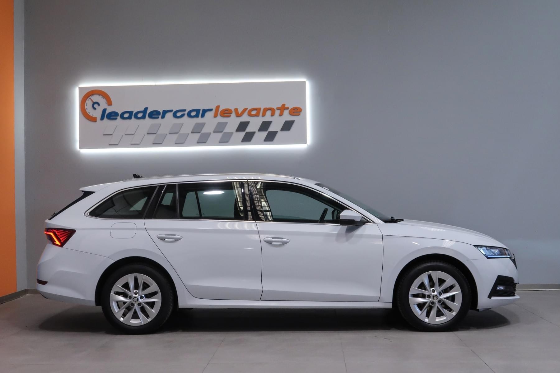 SKODA OCTAVIA COMBI 2.0 TDI AMBITION DSG 150CV 4 