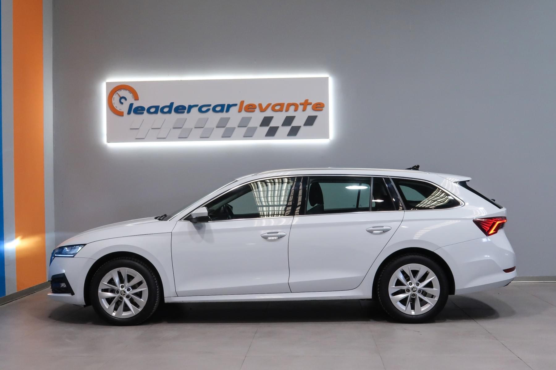 SKODA OCTAVIA COMBI 2.0 TDI AMBITION DSG 150CV 9 