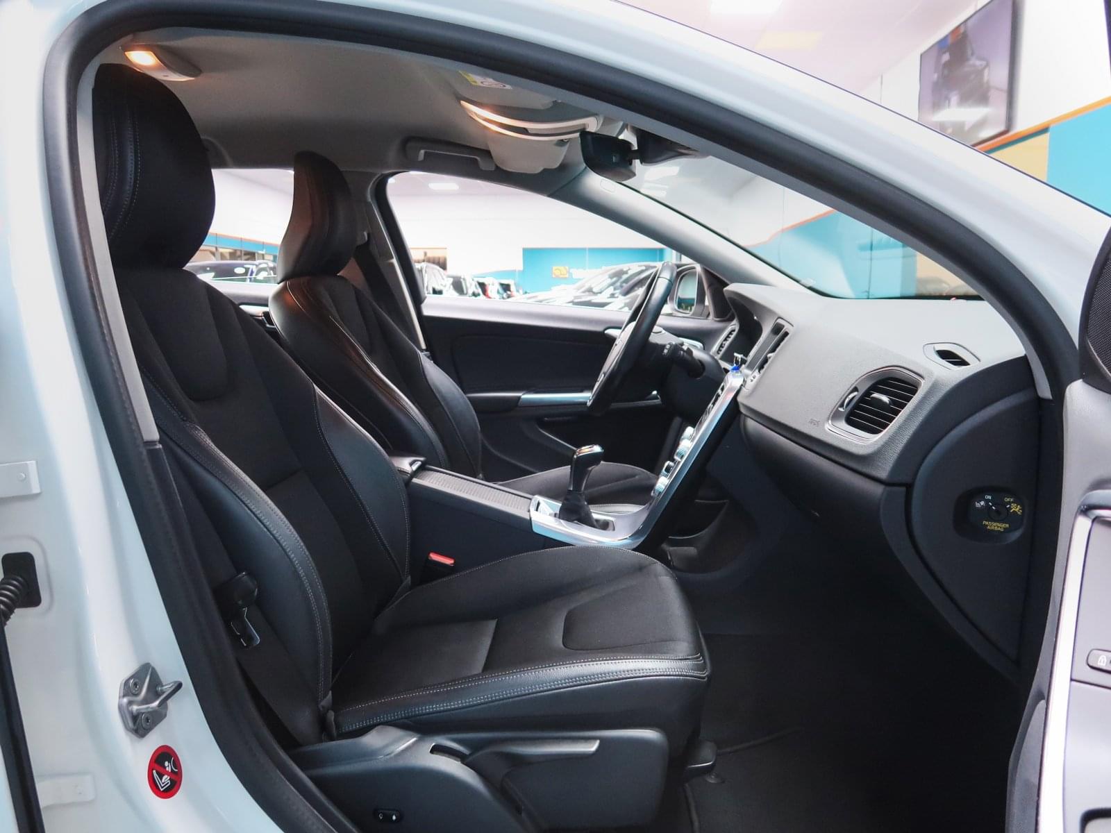 VOLVO V60 D3 MOMENTUM 150CV 24 