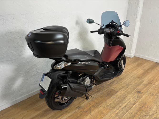 PIAGGIO BEVERLY 350 POLICE 2018 de segunda mano