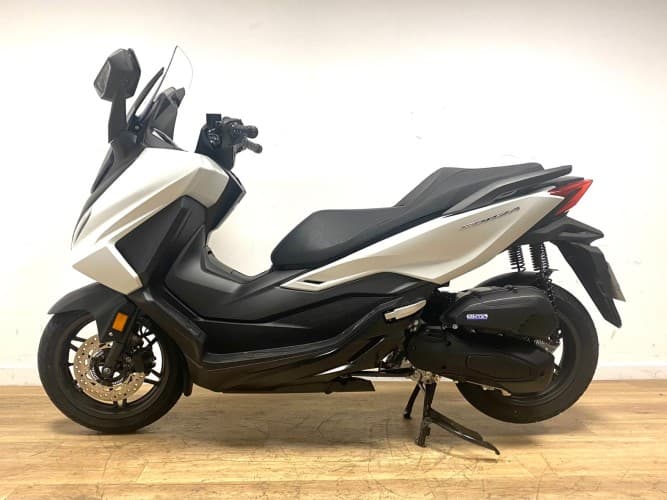 Comprar HONDA FORZA 125 (IVA DEDUCIBLE)(NUEVA 0KM-GARANT. 3AÑOS) 2025 de segunda mano HONDA FORZA 125 (IVA DEDUCIBLE)(NUEVA 0KM-GARANT. 3AÑOS) 2025 de segunda mano