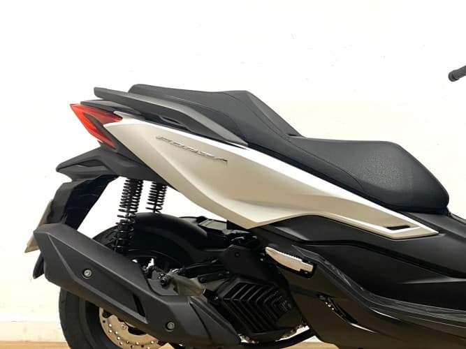 Comprar HONDA FORZA 125 (IVA DEDUCIBLE)(NUEVA 0KM-GARANT. 3AÑOS) 2025 de segunda mano HONDA FORZA 125 (IVA DEDUCIBLE)(NUEVA 0KM-GARANT. 3AÑOS) 2025 de segunda mano