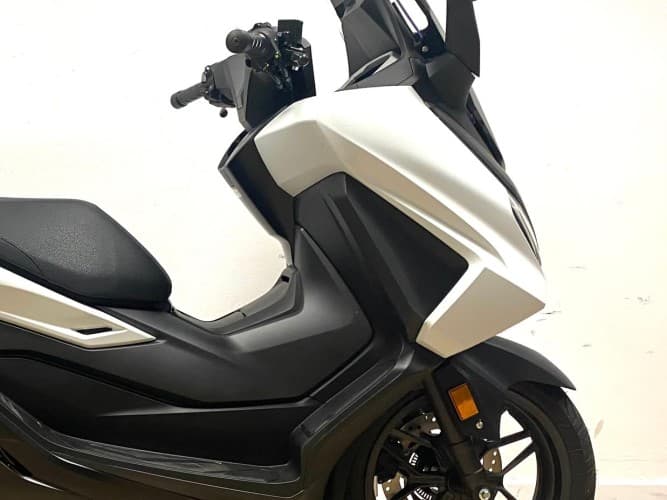 Comprar HONDA FORZA 125 (IVA DEDUCIBLE)(NUEVA 0KM-GARANT. 3AÑOS) 2025 de segunda mano HONDA FORZA 125 (IVA DEDUCIBLE)(NUEVA 0KM-GARANT. 3AÑOS) 2025 de segunda mano