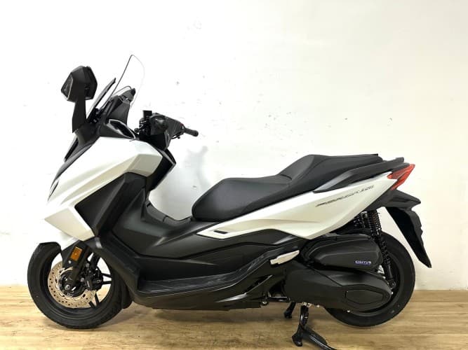 Comprar HONDA FORZA 350 (IVA DEDUCIBLE)(NUEVA 0KM-GARANT. 3AÑOS) 2025 de segunda mano HONDA FORZA 350 (IVA DEDUCIBLE)(NUEVA 0KM-GARANT. 3AÑOS) 2025 de segunda mano