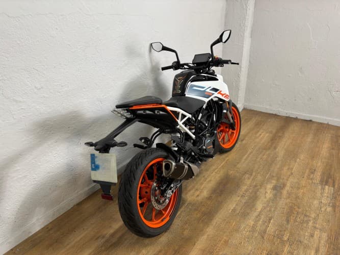 Comprar KTM DUKE 125 2023 de segunda mano KTM DUKE 125 2023 de segunda mano