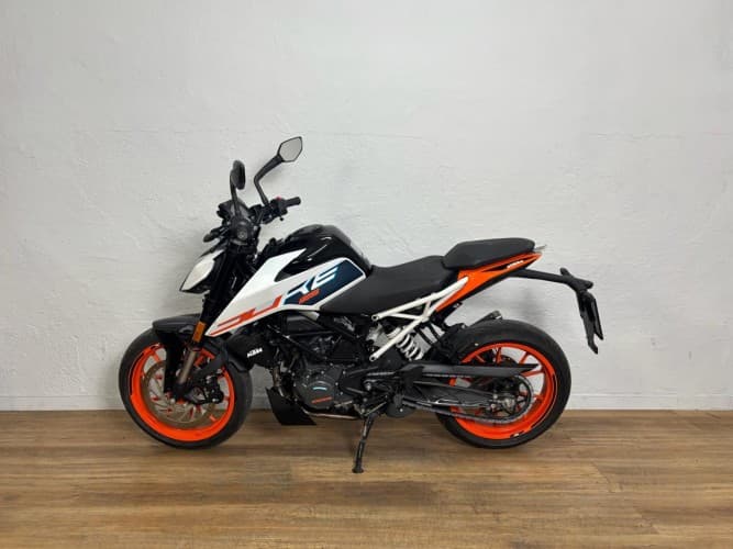 Comprar KTM DUKE 125 2024 de segunda mano KTM DUKE 125 2024 de segunda mano