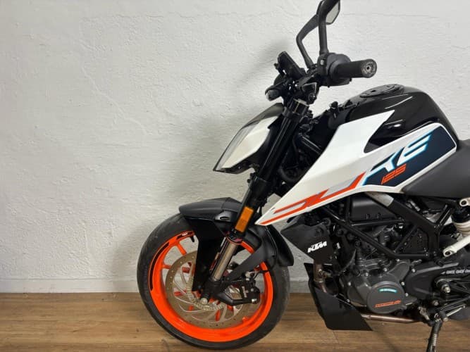 Comprar KTM DUKE 125 2024 de segunda mano KTM DUKE 125 2024 de segunda mano