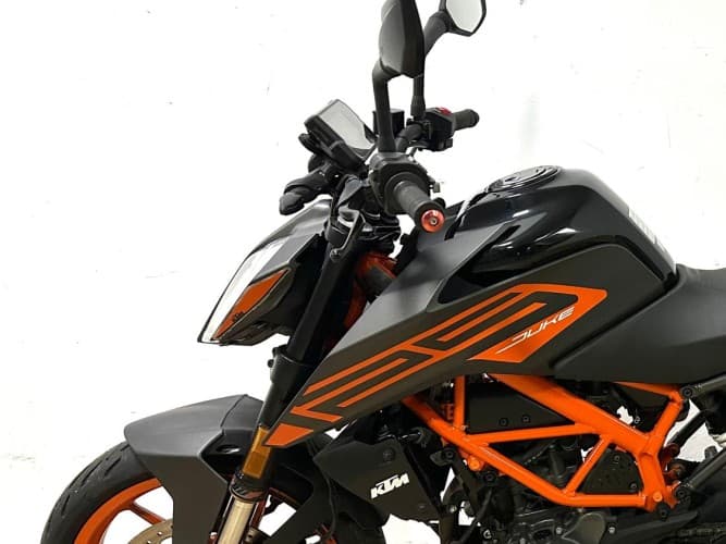 Comprar KTM DUKE 125 2022 de segunda mano KTM DUKE 125 2022 de segunda mano