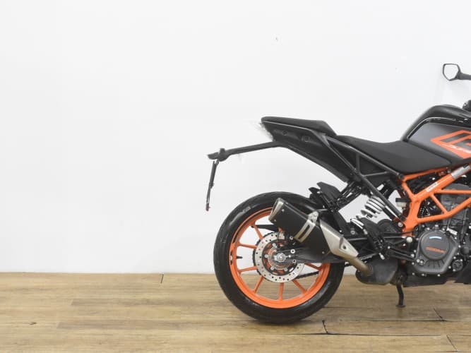 Comprar KTM DUKE 125 2023 de segunda mano KTM DUKE 125 2023 de segunda mano