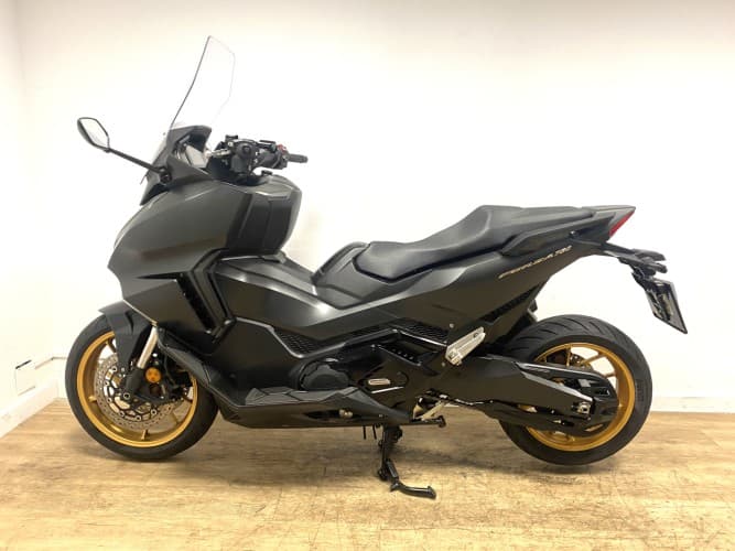 HONDA FORZA 750 2023 de segunda mano