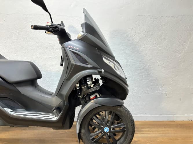 PIAGGIO MP3 300 HPE 2021 de segunda mano